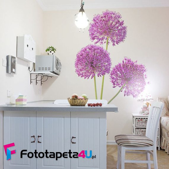 Fioletowe-kwiaty-rzadza-na-scianie-fototapety-kwiaty-18436445-f4u