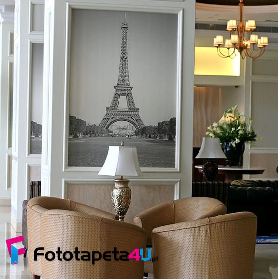 Slynna-wieza-goruje-nad-miastem-fototapety-miasta-57169916-f4u